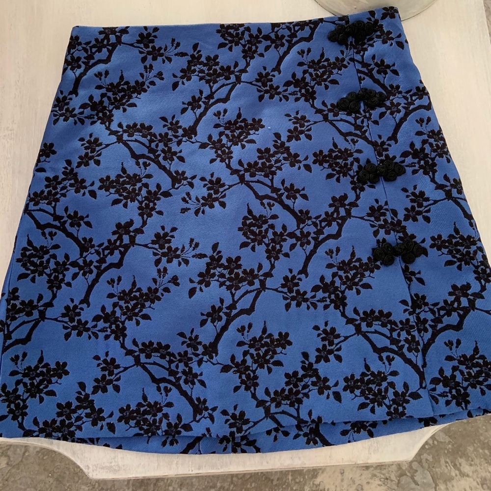 Brand New zara flowered skirt size xs